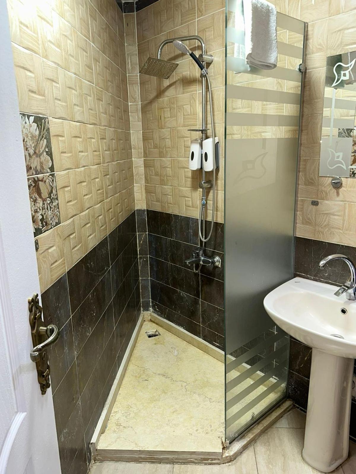 Full Pyramids View Apartment With Balcony For 8 P Kafret el-Gabal Екстериор снимка